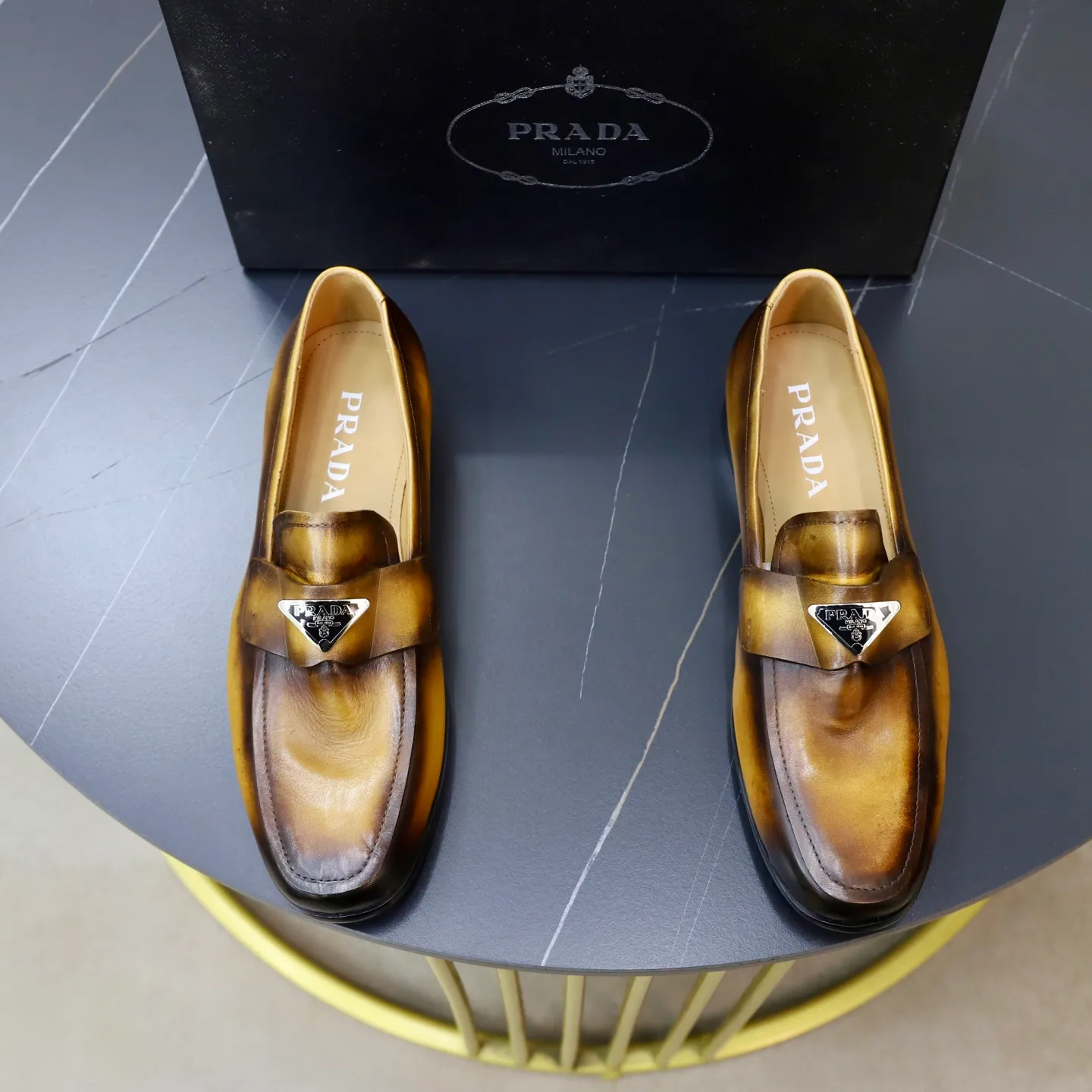 Ex-factory price: 520💰[PRADA] Prada's new casual men's shoes are launched in Hong Kong counters. Official website 1:1 production. Italian washed cowhide + water-dyed leather lining. Designed by European and American masters. Perfect shape to create counter quality, solid color rubber wear-resistant outsole and classic dazzling head! Super versatile and very comfortable. High-end without losing taste, fashionable and novel! ! Absolute focus! 3 colors available! Code number 38-45